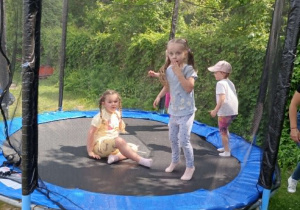 Dzieci skaczące na trampolinie.
