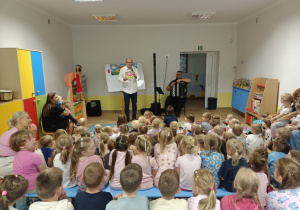 Dzieci oglądają występy pana