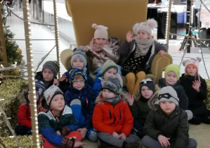 Dzieci z grupy IV wśród świątecznych dekoracji.