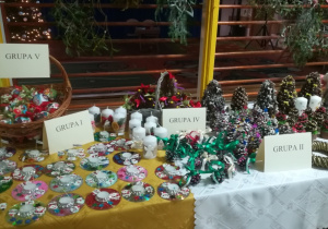Stół z dekoracjami świątecznymi.