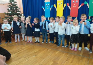 Dzieci śpiewają piosenkę CAŁUSKI