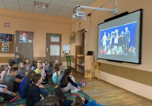 Dzieci oglądają występ „Powiedział Bartek, że dziś tłusty czwartek” w wykonaniu nauczycielek z Przedszkola nr 20