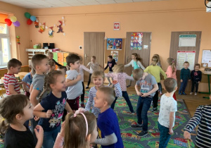 Dzieci tańczą w rytm piosenek o tłustym czwartku