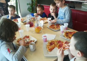 Dzieci jedzące pizzę
