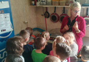 Zwiedzanie przez przedszkolaków zaplecza pizzerii – oglądanie znajdujących się tam sprzętów