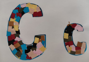 Praca plastyczna dziecka - Litera c mała i duża zrobiona metodą wydzierankową z kolorowego papieru.