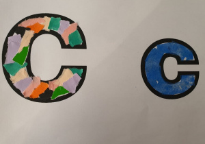 Praca plastyczna dziecka - Litera c mała i duża zrobiona z wydzieranek z kolorowego papieru.