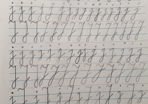 Ćwiczenia Ali w pisaniu litery J,j