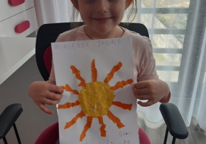 Słoneczko Marysi wykonane z wydzieranki z kolorowego papieru