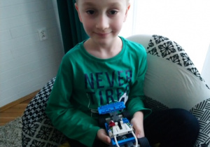 Mateusz demonstruje pojazd z klocków Lego
