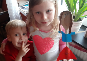 Hania z bratem i jej kukiełkowa lalka z drewnianej łyżki