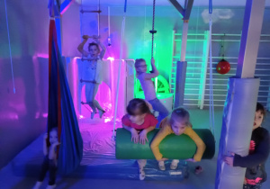 Zabawy dzieci w Sali Doświadczania Świata
